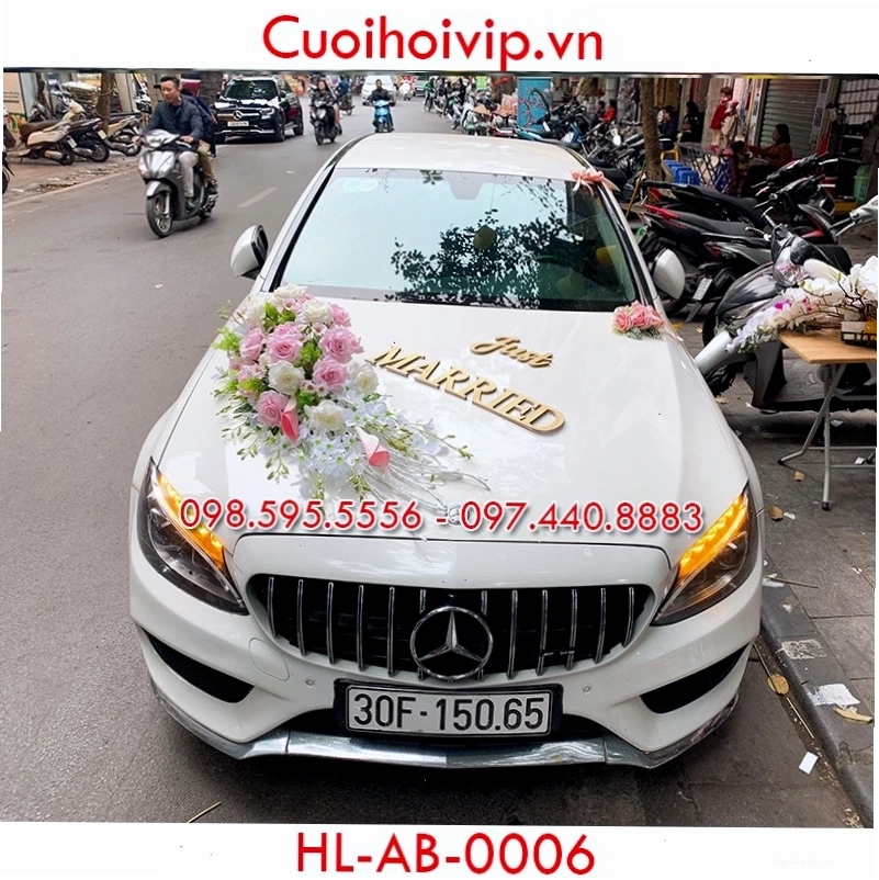 Trang trí xe hoa với hoa lụa tông màu trắng và xanh lá