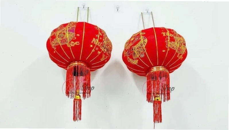 Treo đèn lồng để tăng thêm không khí lễ hội