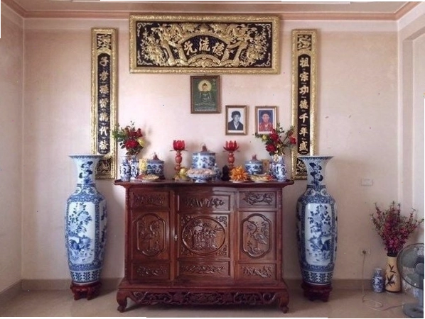 Trưng bày lọ lộc bình ở bàn thờ