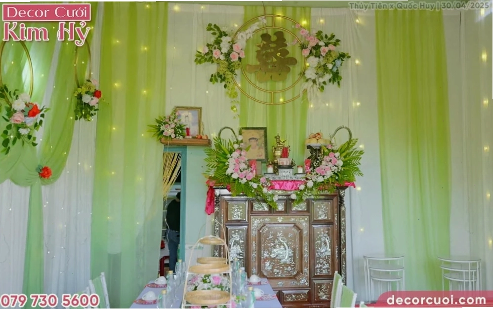 Tủ thờ tổ tiên trang trí hoa, treo chữ Hỷ, phủ rèm phía sau
