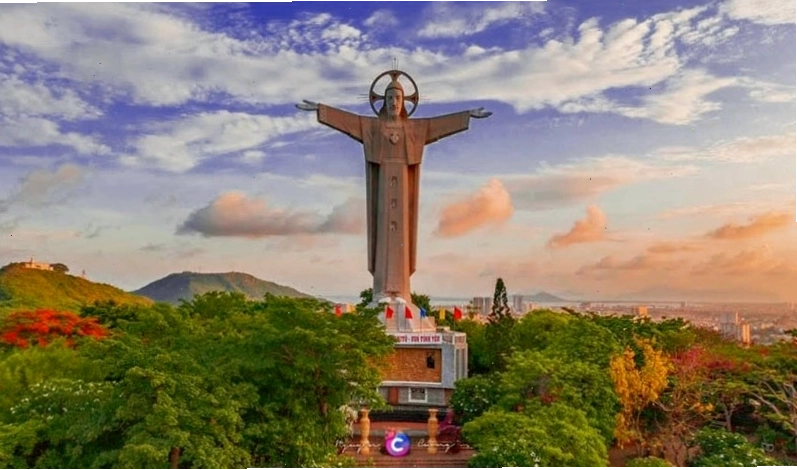 Tượng Chúa Kitô Vua uy nghiêm trên đỉnh núi Nhỏ Vũng Tàu