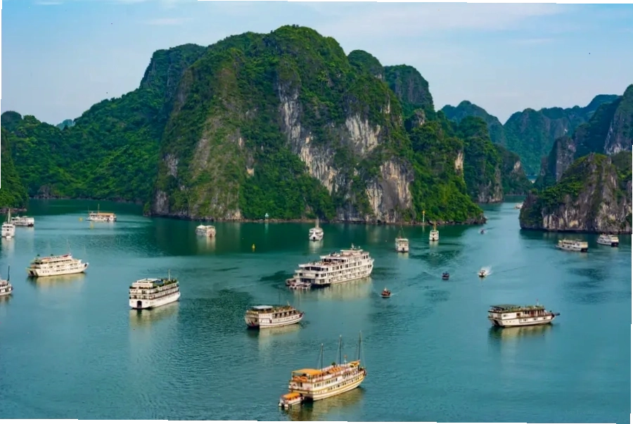 Vịnh Hạ Long yên bình với những núi đá vôi trùng điệp và làn nước xanh ngọc bích