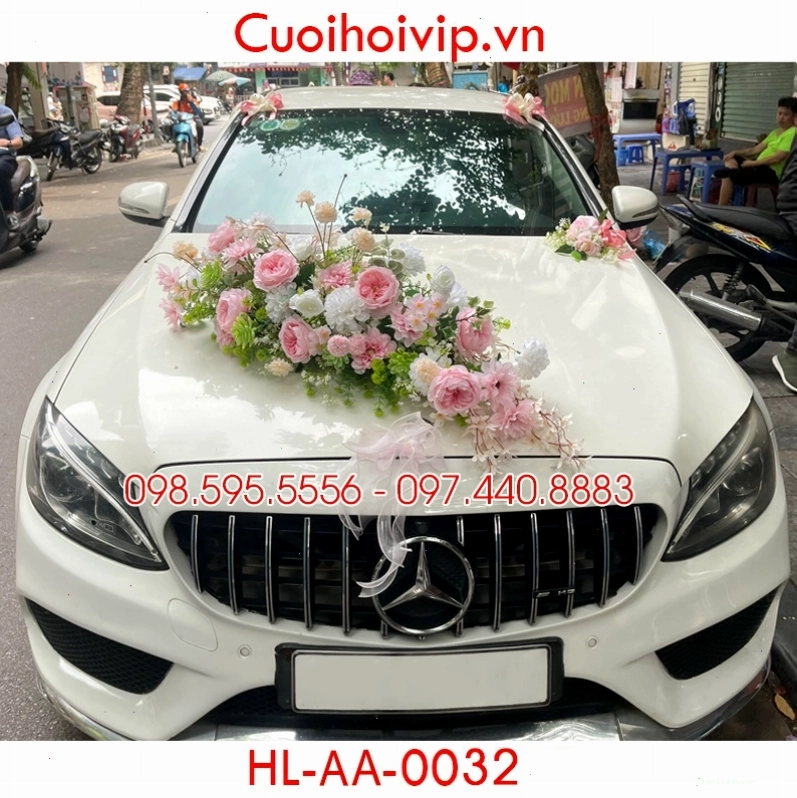 Xe hoa được trang trí theo phong cách vintage với hoa lụa và ruy băng