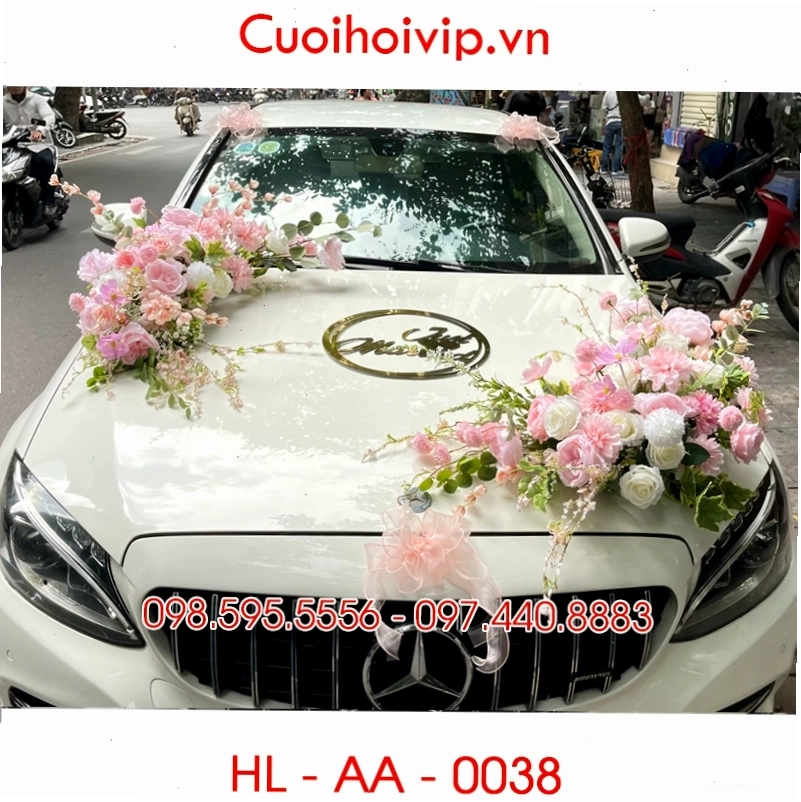 Xe hoa được trang trí tỉ mỉ với nhiều loại hoa lụa kết hợp
