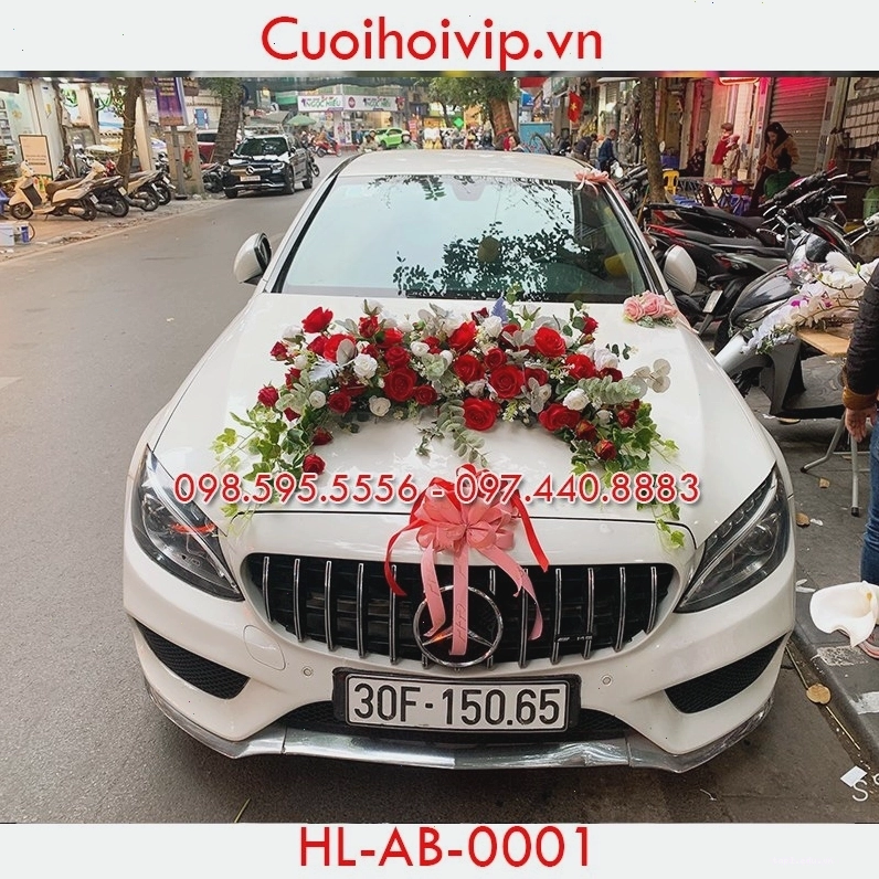 Xe hoa trang trí bởi hoa lụa đỏ rực rỡ, nổi bật