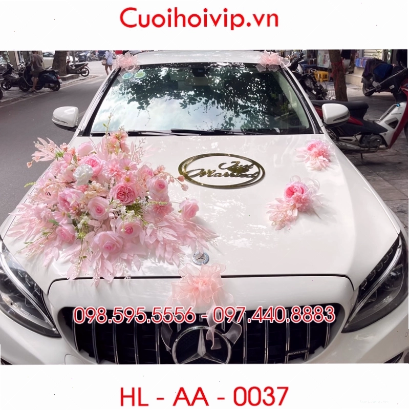 Xe hoa trang trí với cụm hoa lớn và các chi tiết phụ kiện nhỏ
