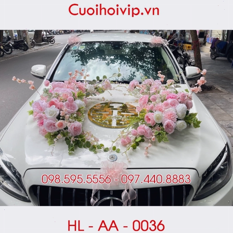 Xe hoa trang trí với dải ruy băng và nơ lớn màu trắng