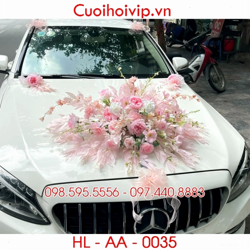 Xe hoa trang trí với hoa lụa và nơ to bản