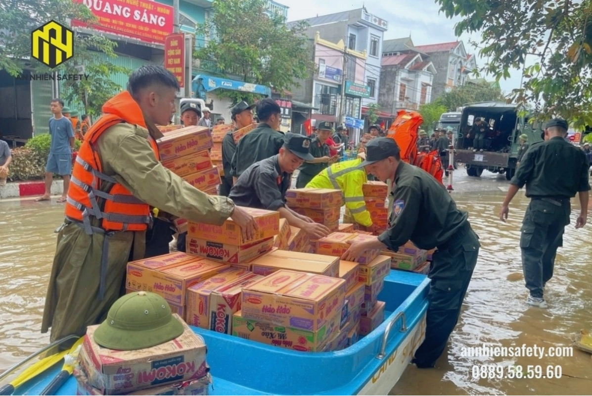 Trang thiết bị bảo hộ cần thiết mùa bão lũ